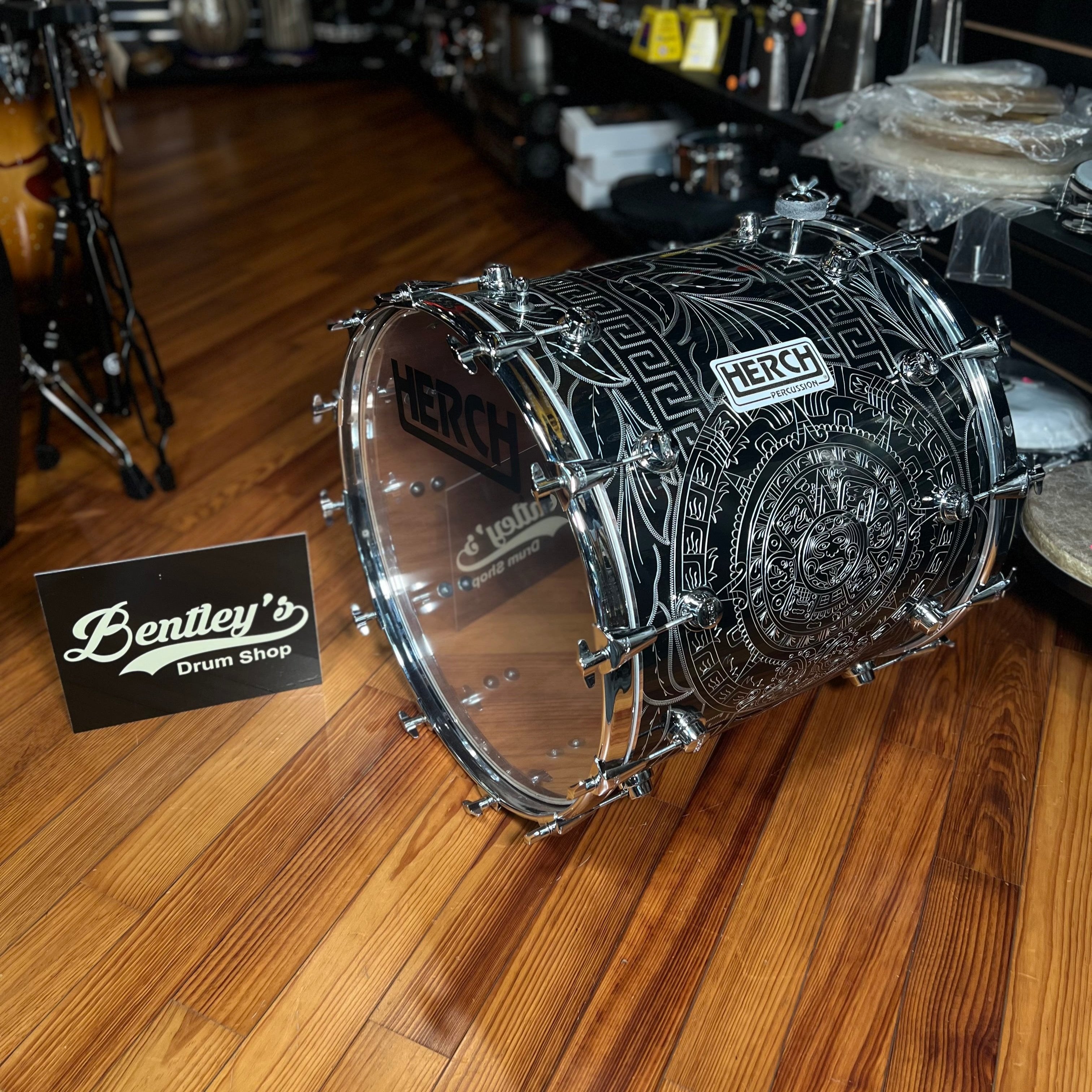 Tambora de 20 x 22" de Herch Percussion en calendario azteca anodizado negro con estuche GRATIS